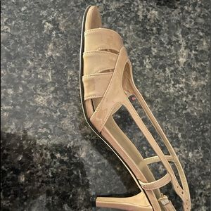 stuart wietzman nude leather kitten heels